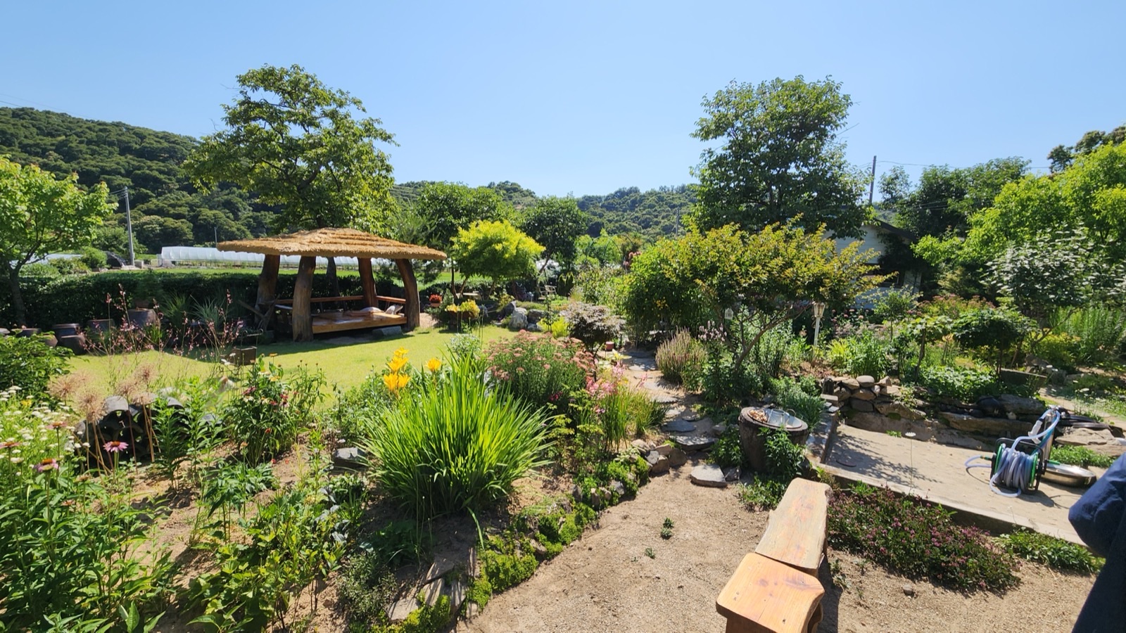 현암리 돌담집 정원